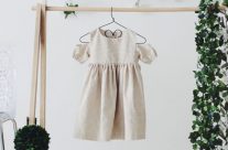 Quần áo trẻ em treo lên cao